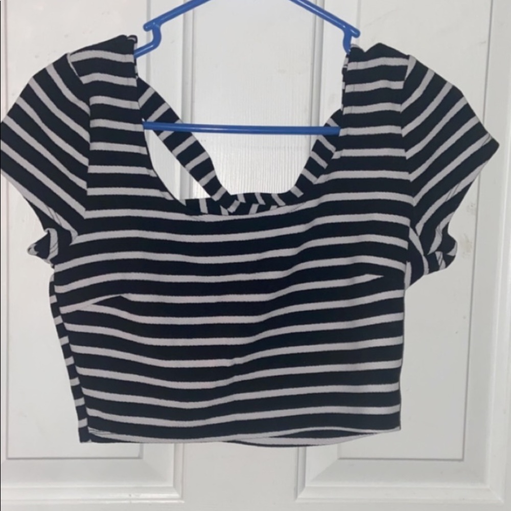 Black and white crossed forever 21 crop top 🤩